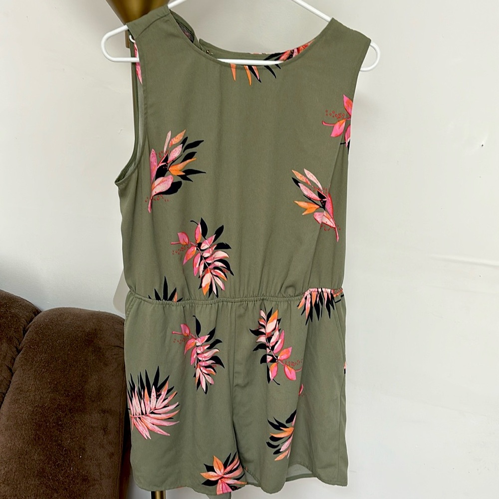 Green Floral Romper Size L 💐💚